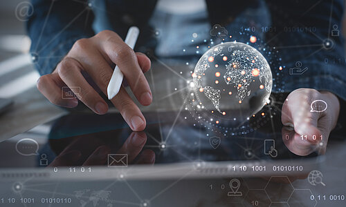 Hände, welche am digitalen Endgerät programmieren 