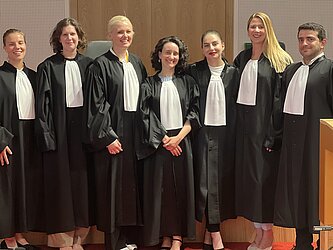 Gruppe von Leuten in Robe