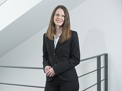 Claudia Schäffner, Stellvertretende Geschäftsführerin des Europa-Instituts vor einem Geländer