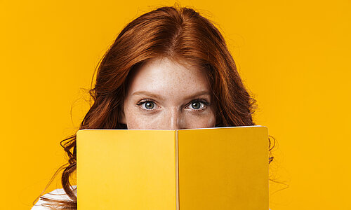 Frau mit gelbem Buch