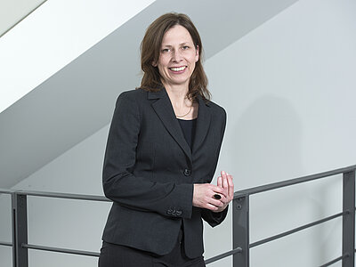 Katrin Lück, Mitarbeiterin des Europa-Instituts vor einem Geländer
