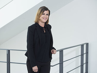 Stefanie Tauchert, Mitarbeiterin des Europa-Instituts vor einem Geländer