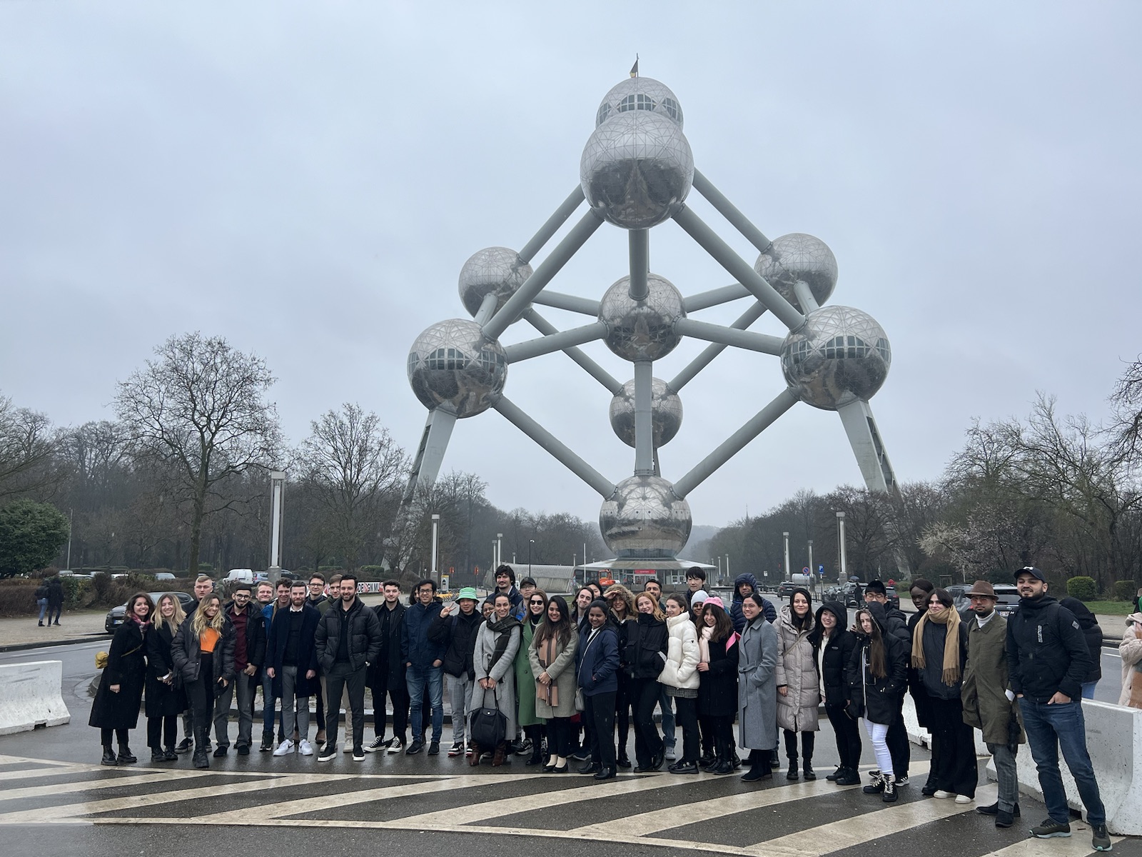 Gruppe Studierender vor Atomium in Brüssel 
