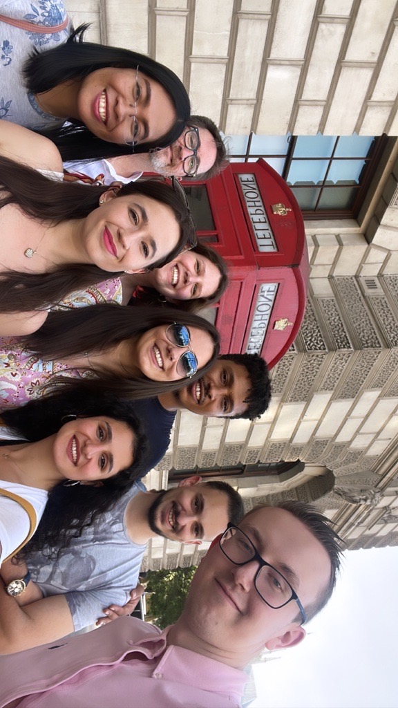 Gruppe von Leuten vor einer britischen Telefonzelle